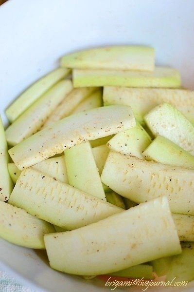 Готовые кабачки с соусом