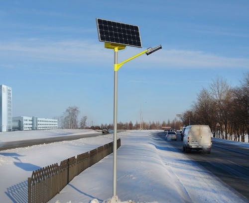 Уличный светильник зимой